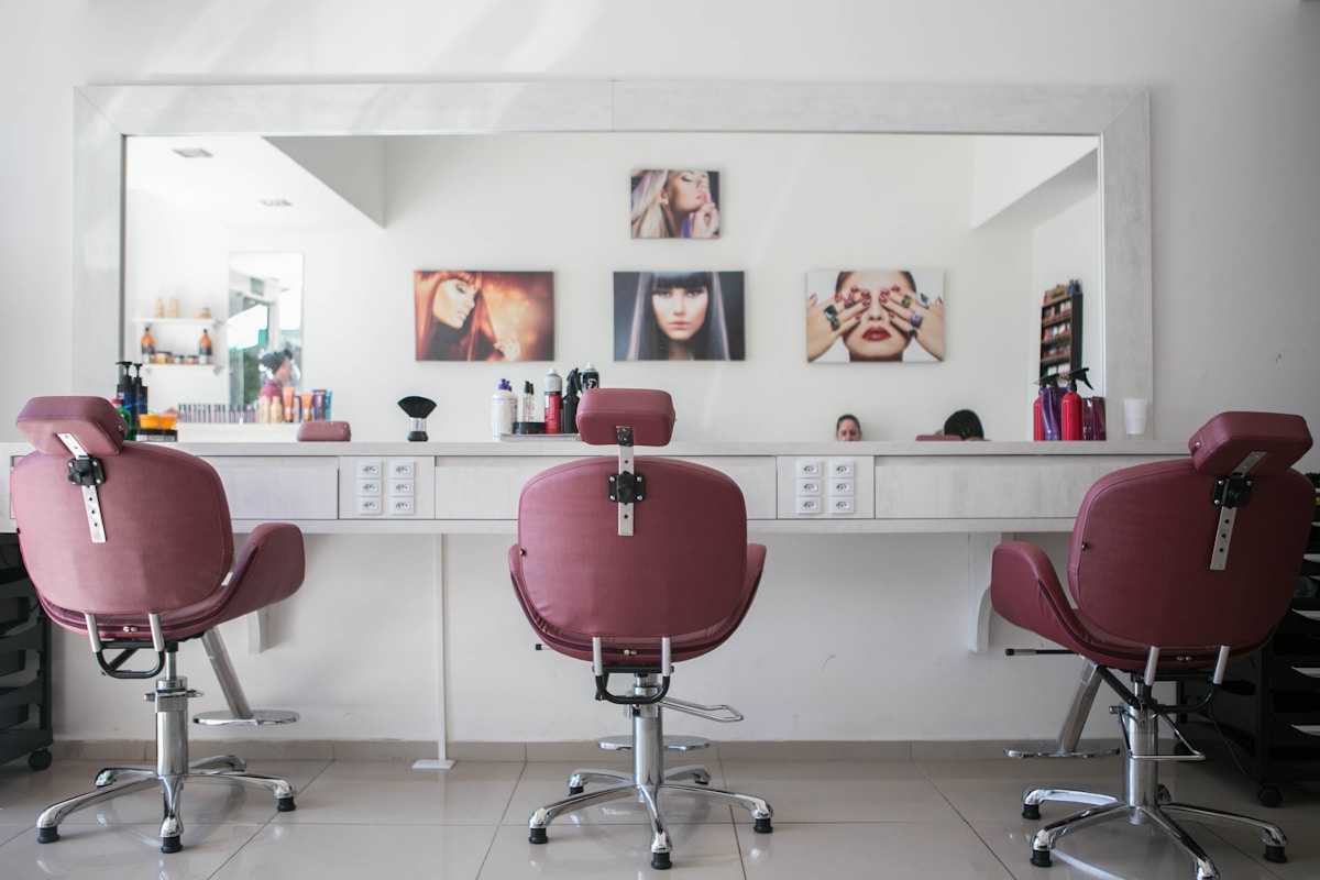 Professioneller Salon Eleganz Stylist bei der Arbeit