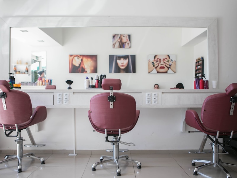 Professioneller Haarschnitt im Salon Eleganz